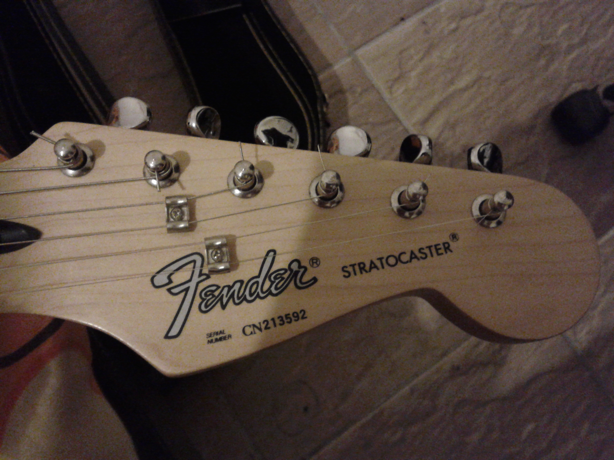 Ένας φίλος έχει μία Fender Stratocaster αγορασμένη από αμερική κάποτε, μάλλ...