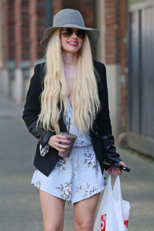 1037998770_Orianthi-Arrives-at-Warehouse-Studio-in-Vancouver--10-662x993.thumb.jpg.a834fe81da0d84b7ec5f2c60440fab6f.jpg