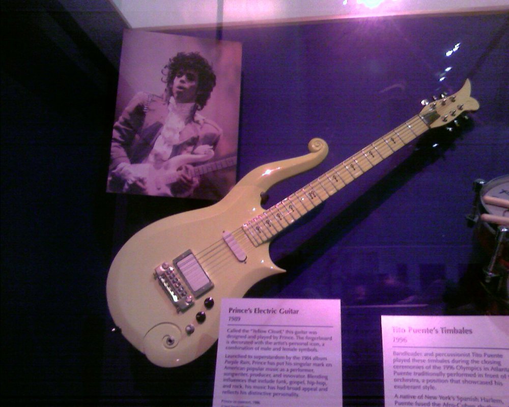 Prince_guitar_Smithsonian-20070301.thumb.jpg.671ce74720131b1ff48b6c6ea25c3e86.jpg