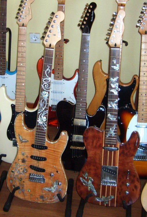 f.guitars.thumb.jpg.d18a958444e282fc3ca0a49084f19cc2.jpg