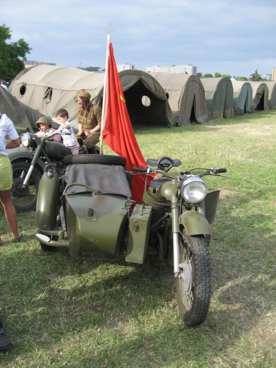 Soviet_military_motorcycle_during_the_VII_Aircraft_Picnic_in_Kraków.jpg